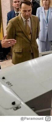 Paramount - Radek wyglada na tej focie jak Hitler patyrzac na Wunderwaffe!