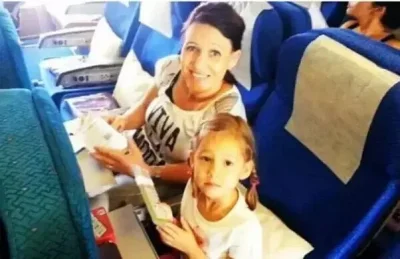 Kumpel19 - Zdjęcie żony i córki zrobione przez ojca po wejściu na pokład MH17, zanim ...