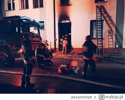 pesymistyk - pożar bloku w #tarnow a na tagu nic? Wygląda jakby na klatce się coś pal...