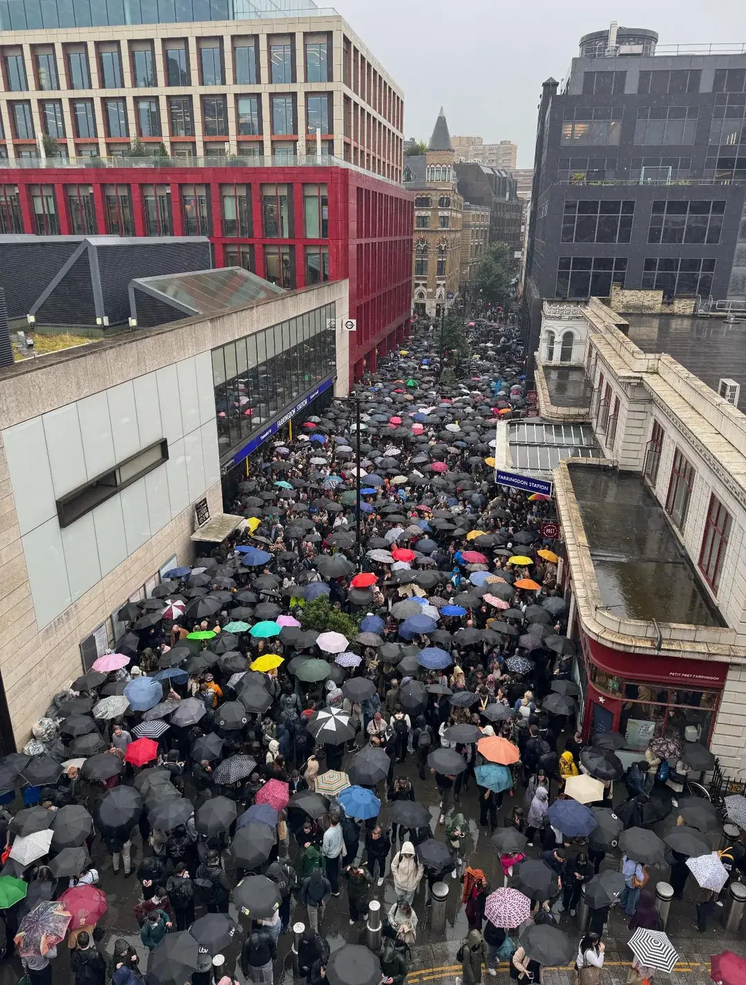 Zenzowaty - Strajk metra w Londynie. Deszcz i "kolejka" na pociąg.
#londyn #deszcz #t...