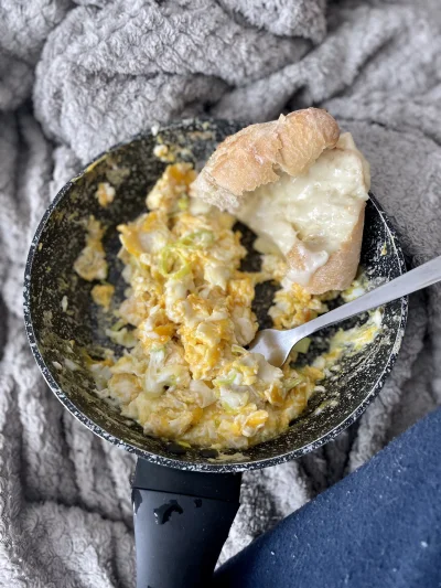 AMBIWALENTNYPSIUR - Jaja z porem mym podporem
#sniadanie #gotujzwykopem #jedzenie