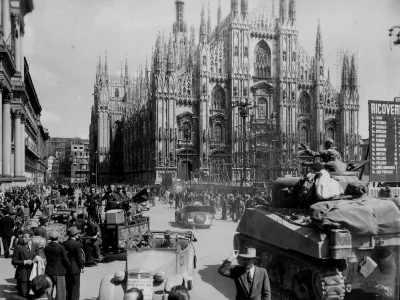 wfyokyga - Sherman w Mediolanie 1944