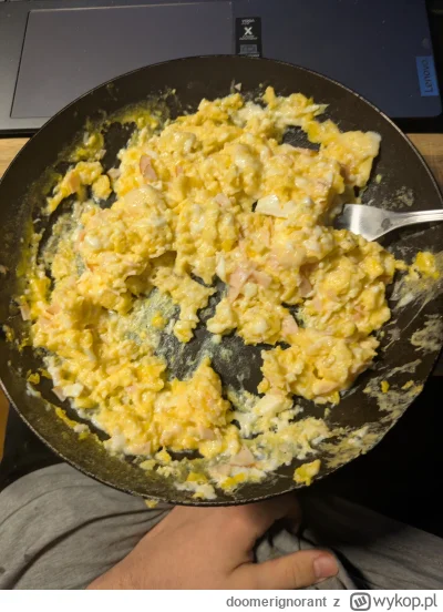 doomerignorant - Huopska kolacja. 6 jajek, serek topiony, trochę szynki i sól. Pojadł...