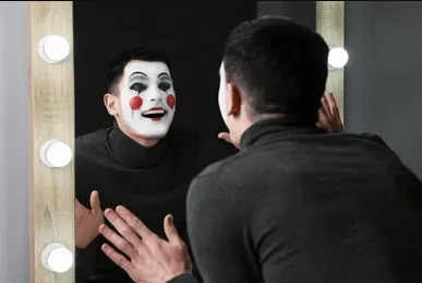 Najmanustrzeci - #famemma 
Jarosz patrzący w lustro po gali