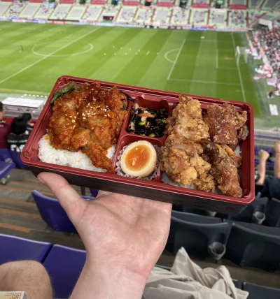 Piotrek7231 - #mecz #stadionowejedzenie #jedzenie #pucharjaponi 
Chicken box Vissel K...