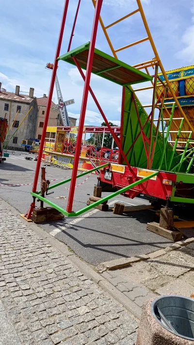 Atypical - Tak się zastanawiam, tego ktoś pilnuje? XD

Rozkładają się w w sąsiednim m...