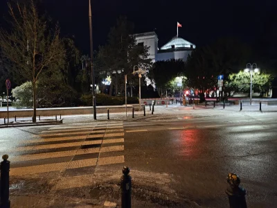Tumurochir - Dziś w nocy barierki zniknęły z okolic Sejmu.

Tego już PiS i Konfederac...