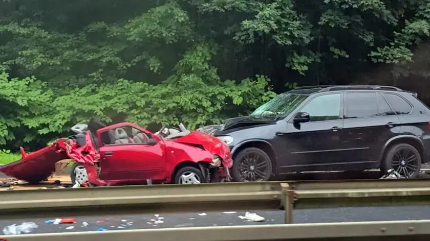 ArnoldZboczek - > Kierowca bmw najechał na tył fiata seicento, który uderzył w samoch...