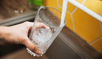 Goglez - Ankieta: woda z kranu podawana w restauracjach powinna być za darmo? 

#anki...