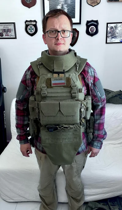 kurde_ - Kurczak w nosidełku dla dzieci.

Taki Zychowicz i Bartosiak nadal wysoko sto...