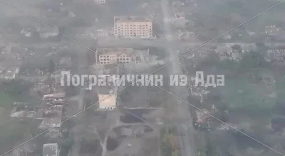 Stay12 - >Rosyjskie bomby lotnicze wypalają pozycje Sił Zbrojnych Ukrainy w Wowczańsk...