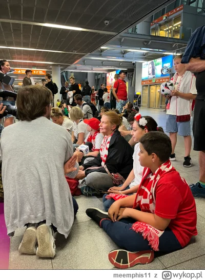meemphis11 - #mecz 

Ja już z całą rodziną i somsiadami czekam na przyjazd Bobka i re...