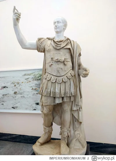 IMPERIUMROMANUM - Rzymska rzeźba ukazująca mężczyznę w stroju wojskowym

Rzymska rzeź...
