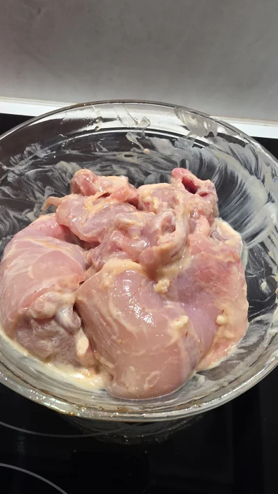 MonsieurLaBoule - Piąteczek to upiekę sobie kurczaka, bo mnie stać, a co
mięso z udek...