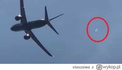 staszaiwa - @alvid: przecież widać że to baloniki jarmarczne.
I nie obok samolotu, ty...