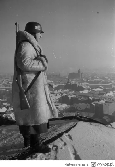4ntymateria - Żołnierz 10. Pułku SS stoi na straży w kożuchu na dachu Zamku Królewski...