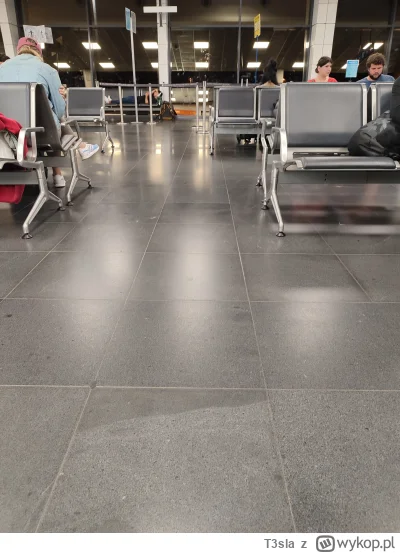 T3sla - chuop czeka na powrót do kraju, na najbardziej syfiastym lotnisku w UE