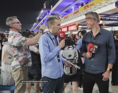 diwanin100 - Co ten Smoczynski tam odk.rwia z tylu z tym telefonem w hawajce?
#f1