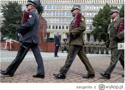 sargento - >tak lampasy mogli sobie darować 

@dorkas: w Siłach Zbrojnych jest to nor...