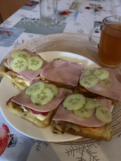 lvbie_placki - jajochlebki z szynką, serem, pomidorkiem i ogurkem
