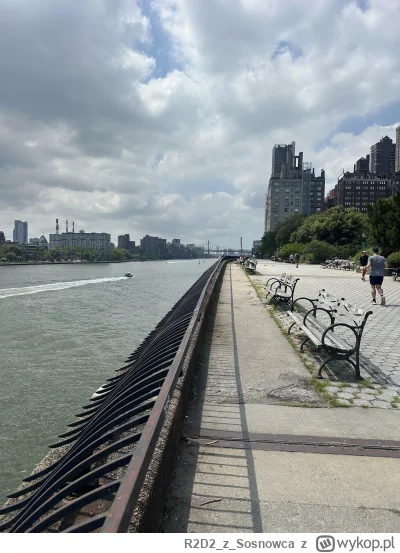 R2D2zSosnowca - @mnemonk obok ferry jest bardzo fajny Carl Schurz Park z widokiem na ...