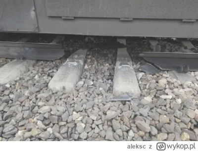 aleksc - Może mi ktoś wytłumaczyć jak po tych torach przejechał pociąg i się nie wyko...