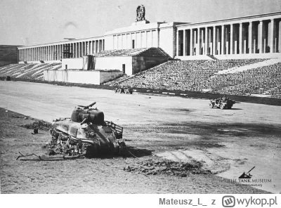 MateuszL - Zniszczony amerykański M4A1 Sherman na Zeppelinfeld w Norymberdze. Miejsce...