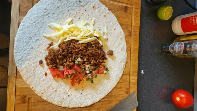 madziabesos - Burrito z pasta chipolite oregano i kminkiem, cheddar i Pico de Gallo c...