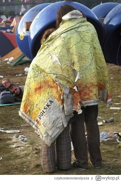 czykoniemnieslysza - Para dzwoniąca z budki telefonicznej, przystanek Woodstock, Żary...