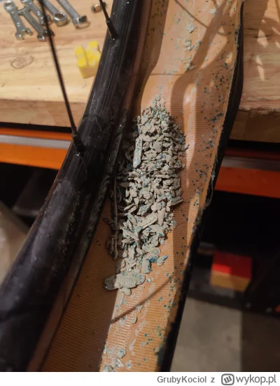 GrubyKociol - @Szym3kSzym3k: o, dokładnie tyle zostało po 3k km. I dalej trzymało 2 b...