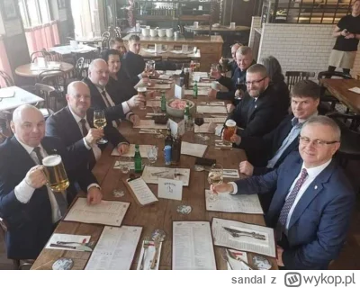 sandal - @dziadyga1 
O popatrz pan kto siedzi po prawej obok bohatera znaleziska?

za...