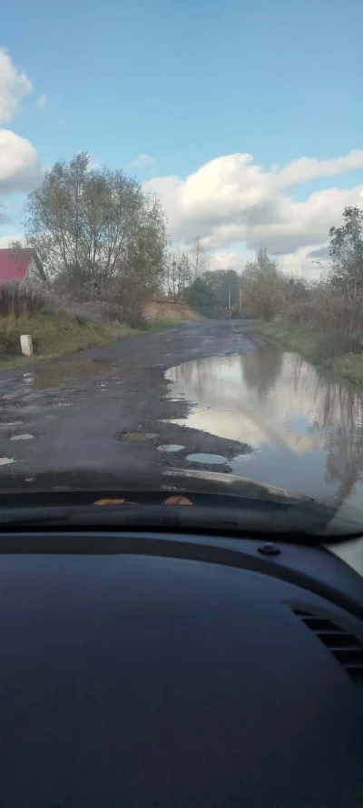 Zopyross - Ludzie w Olsztynie na osiedlowej drodze przy Bałtyckiej mieszkają wokół je...