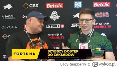 LadyRaspberry - Ta mortadela, posiada rękawice Dawida Ozdoby.

Atakuje indygo Kaczork...