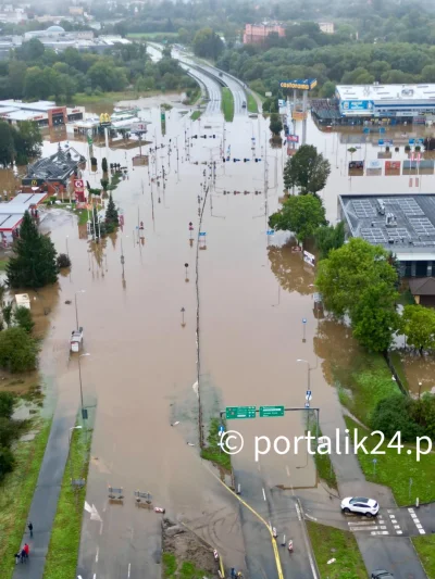 red7000 - Jedno z głównych skrzyżowań w Jeleniej Górze dzisiaj o 10:00.