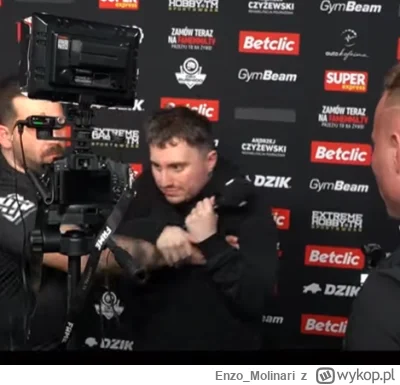 Enzo_Molinari - Wieszjo mina gościa który zesrał się na miękko w białe spodnie w tłum...