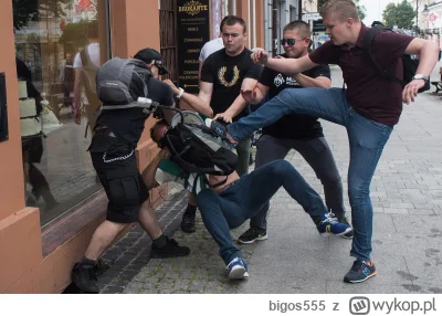 bigos555 - @MLeko29: Rzadkie zdjęcie które uchwyciło mężczyzn w trakcie tłumienia emo...