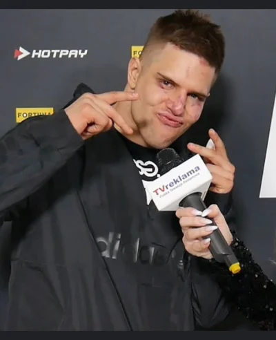 Lijo - Dzień dobry Polsko, Krótkie przypomnienie 

Ślizgał się po Czarnym i ferrarim
...