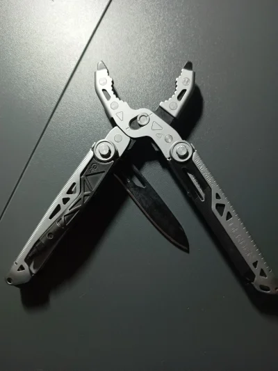 FoxX21 - Jejku jaki to jest zajebisty multitool. Nóż dużo większy od tych w Leatherma...