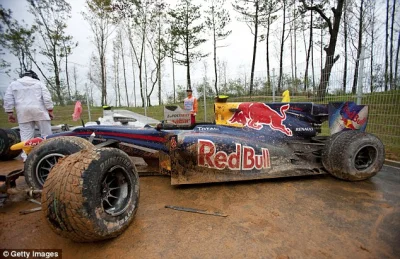 JednaRenkaJedenKaleka - kiedyś to były brudne bolidy, teraz to nie ma 
#f1