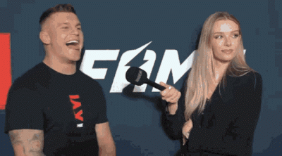 smialson - Emiliano Martinez po zgarnięciu nagrody za wpuszczenie 8 goli na mundialu ...