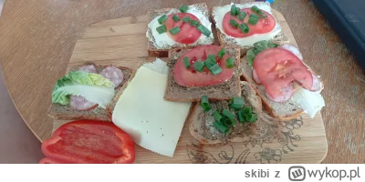 skibi - Chłop zrobił sobie #sniadanie i teraz je pałaszuje (｡◕‿‿◕｡)