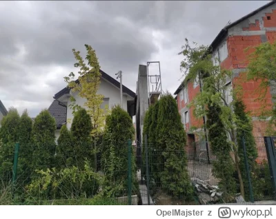 OpelMajster - Ktoś źle żyje z sąsiadem. Więcej zdjęć w komentarzu 
#dom #budownictwo ...