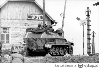 Szyszkalogin - Niemiecki transporter opancerzony Sd.Kfz.251 przejeżdża przez przejazd...