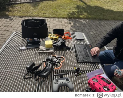 komarek - @hot_topic u mnie bateria wystarcza na 3 minuty (dość mocno go pałuje) na z...