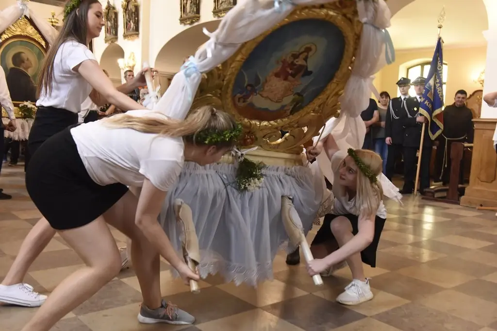 janek_kombajnista - Śniło mi się, że telewizyjna transmisja mszy zamieniała się w pat...