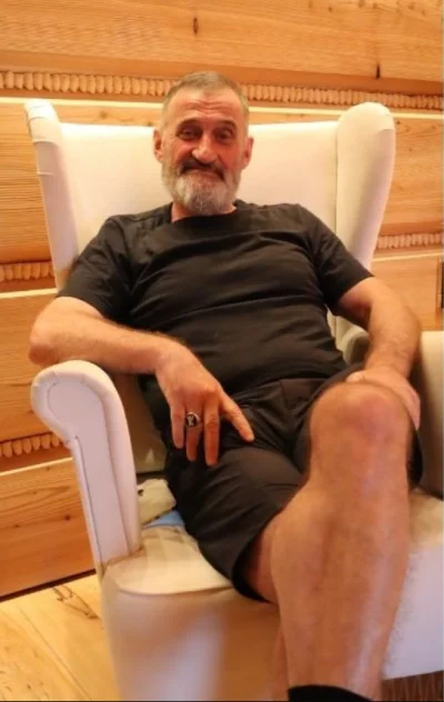 plyty_chodnikowe - Popatrzcie na tego #gigachad, polskie biedaki. To właściciel knajp...