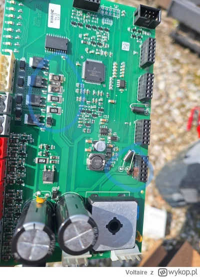 Voltaire - Tak wygląda wnętrze sterownika napędu bramy przesuwnej po strzale pioruna ...