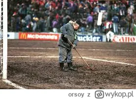 orsoy - 6 marca 1996. Przygotowanie pola karnego do drugiej połowy meczu ćwierćfinału...