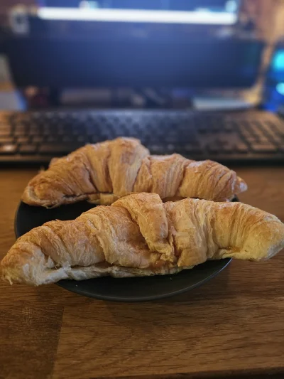 SebaWayneFAS - #famemma Natalka zrobila mi pyszne rogale z dzemem, ktory sama zrobila...