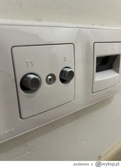 asdxmee - Mój router jest wpięty kablem w to gniazdo. Kabel to chyba światłowód. Jest...